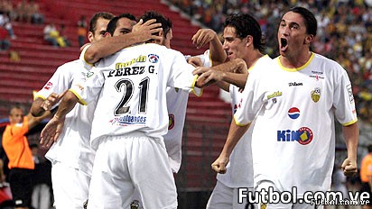 Jugadores del Deportivo Táchira celebran el segundo gol de Edgar Pérez Greco que les dió el triunfo en la capital paraguaya frente al equipo local Guaraní de Paraguay. Foto: EFE