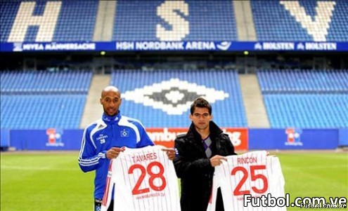 El futbolista venezolano Tomás Rincón (dcha) y el francés Mickael Tavarez (izq) posan con las camisetas de su nuevo equipo, el Hamburgo, durante su presentación en el estadio HSH Nordbankarena de Hamburgo (Alemania) hoy 2 de febrero. EFE/Marcus Brandt