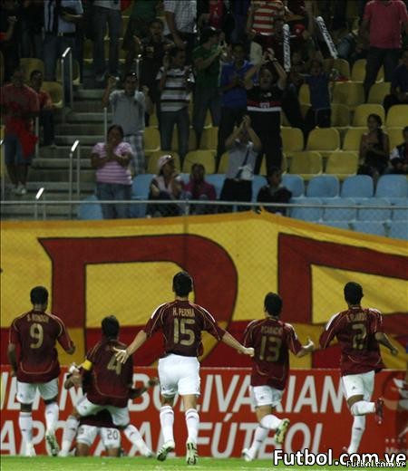 Venezuela celebra el triunfo ante Uruguay que lo clasifica al Mundial Sub-20 en el estadio "José Gregorio Anzoátegui" en Puerto La Cruz. AFP PHOTO/Juan BARRETO