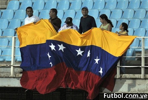 Fans de la selección de Venezuela celebran el triunfo ante Uruguay que lo clasifica al Mundial Sub-20 en el estadio "José Gregorio Anzoátegui" en Puerto La Cruz. AFP PHOTO/Yuri CORTEZ