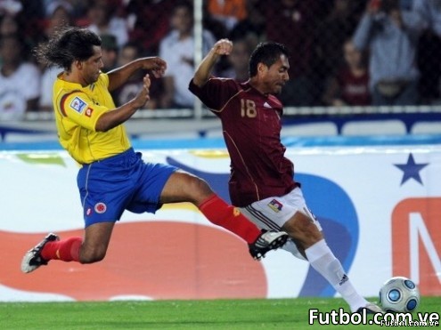 El venezolano Juan Arango (Derecha) disputa un balón mientras que el colombiano Abel Aguilar trata de quitárselo durante el encuentro celebrado en el estadio Cachamay de Puerto Ordaz en Venezuela por las eliminatorias a la Copa Mundial de Fútbol FIFA Sudáfrica 2010. AFP PHOTO / Juan Barreto El venezolano Juan Arango (Derecha) disputa un balón mientras que el colombiano Abel Aguilar trata de quitárselo durante el encuentro celebrado en el estadio Cachamay de Puerto Ordaz en Venezuela por las eliminatorias a la Copa Mundial de Fútbol FIFA Sudáfrica 2010. AFP PHOTO / Juan Barreto
