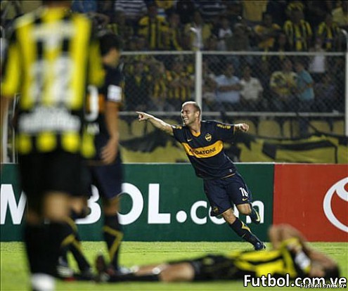 El jugador del Boca Juniors Juan Forlín (c) disputa el balón con su rival Gerzón Chacón (i), del actual campeón venezolano Deportivo Táchira, hoy, 4 de marzo de 2009, durante el partido de la Copa Libertadores que se lleva a cabo en el estadio Pueblo Nuevo de San Cristóbal (Venezuela). EFE/David Fernández