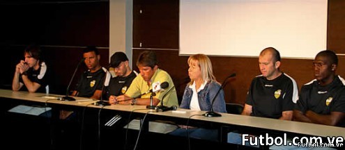 Los nuevos aurinegros junto con Juana Suárez y el DT Carlos Maldonado. Foto: Gennaro Pascale Los nuevos aurinegros junto con Juana Suárez y el DT Carlos Maldonado. Foto: Gennaro Pascale