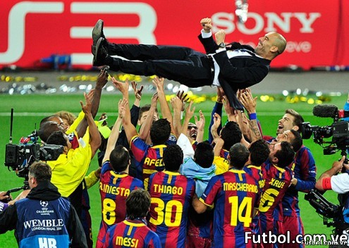 El técnico Pep Guardiola es alzado por su equipo luego de coronarse Campeón de la Champions League. El técnico Pep Guardiola es alzado por su equipo luego de coronarse Campeón de la Champions League.