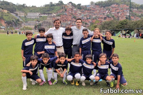 Lorenzo Perales, Director de Patrocinio y Publicidad del Real Madrid y Alfonso Roberes, Mánager de Patrocinio Internacional del Real Madrid acompañados de niños participantes de los campamentos futbolísticos de Empresas Polar y el Real Madrid. Foto: Comunicaciones Empresas Polar Lorenzo Perales, Director de Patrocinio y Publicidad del Real Madrid y Alfonso Roberes, Mánager de Patrocinio Internacional del Real Madrid acompañados de niños participantes de los campamentos futbolísticos de Empresas Polar y el Real Madrid. Foto: Comunicaciones Empresas Polar