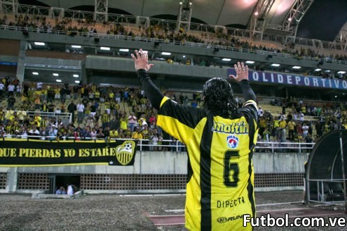 Javier Villafraz se despide de la afición aurinegra. Foto: Gennaro Pascale / Deportivo Táchira Javier Villafraz se despide de la afición aurinegra. Foto: Gennaro Pascale / Deportivo Táchira