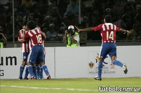 Los jugadores de la selección de Paraguay celebran el segundo gol que les dió la vistoria sobre Venezuela y que acabó con elsueño mundialista de ésta última. Foto: EFE/ Harold Escalona y AFP/ Juan Barreto