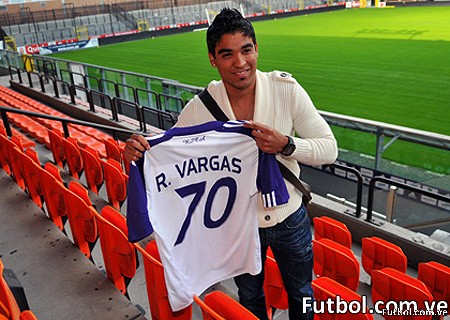 Vargas muestra su nueva camiseta