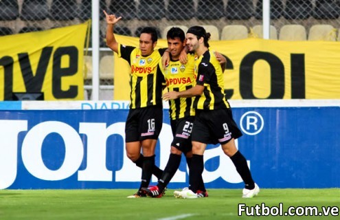Luis Miguel Escalada contribuy&oacute; con 2 goles para que el Deportivo T&aacute;chira goleara 3 - 0 al Real Esppor en el Polideportivo de Pueblo Nuevo. Foto: Gennaro Pascale