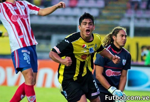 Cristian D&iacute;az celebra el &uacute;nico tanto del encuentro que le dio la victoria del Cl&aacute;sico Andino al Aurinegro. Foto: Gennaro Pascale